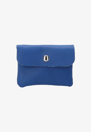 Blå læderpung med en struktureret overflade, der har en tryklås og afrundede kanter. Kompakt design med et diskret præget logo.