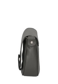 Borsa in pelle grigia con forma rettangolare e chiusura a pattina. Presenta un bottone a pressione e dettagli cuciti. Texture liscia.