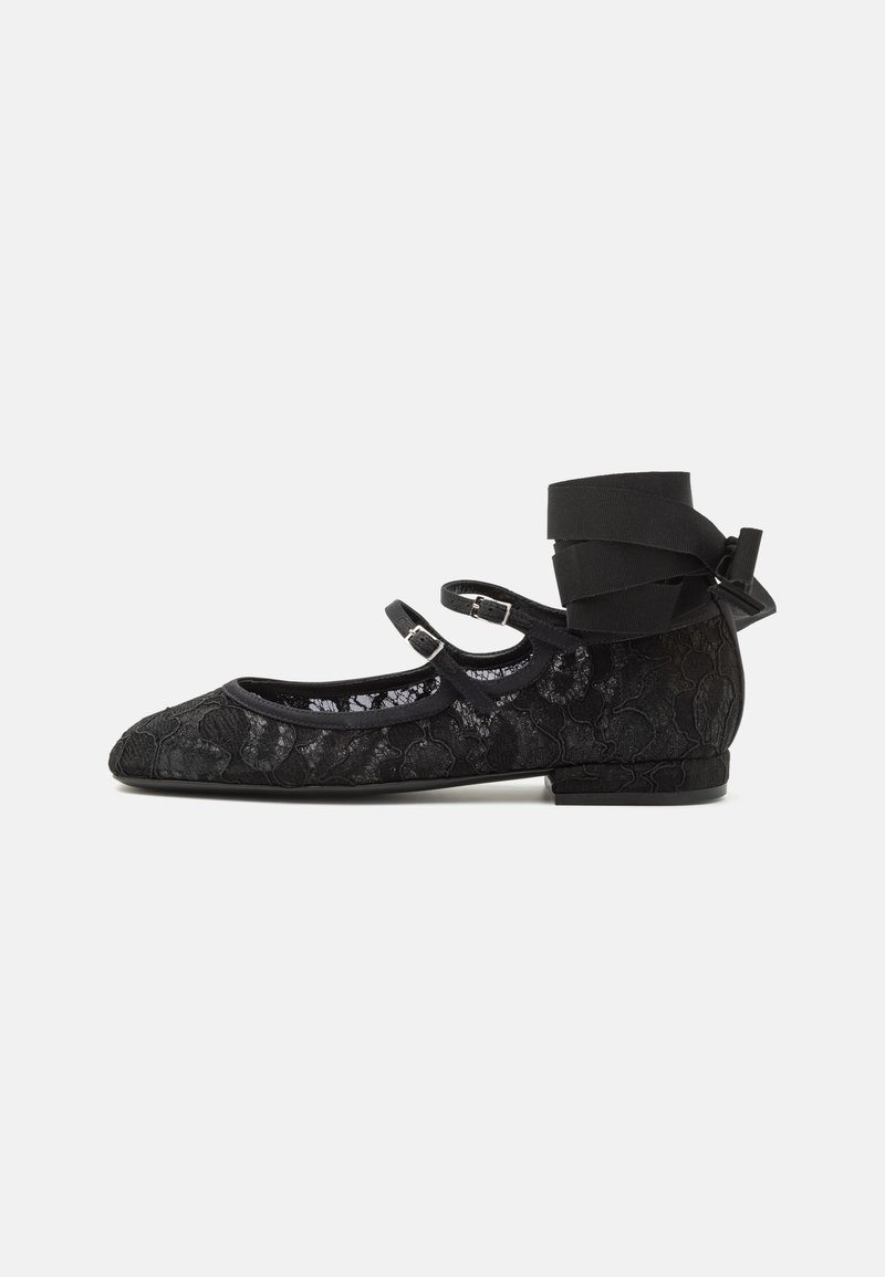 Ballerine in pizzo nero con doppie cinghie, punta rotonda e tacco piatto. Presentano un motivo floreale testurizzato e una fascia per la caviglia in tessuto.
