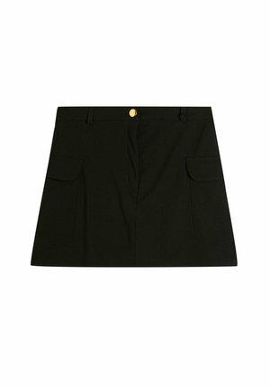 Falda negra con un diseño estructurado, que presenta un cierre de botones en la parte delantera y dos bolsillos laterales. Confeccionada en una tela suave con una textura uniforme.