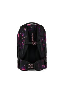 Sac à dos noir avec un motif floral dans des nuances de rose et de violet. Dispose de bretelles réglables et d'un dos rembourré. Fermeture à boucle visible.