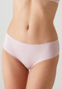 Roze katoenen hipsterondergoed met een gladde textuur, voorzien van een delicate scalloped kantafwerking langs de tailleband.