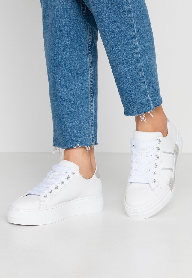Sneakers laag - weiß/fog/silver