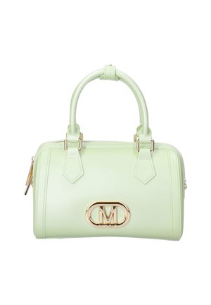Sac à main vert clair avec emblème de logo doré, double poignée, forme rectangulaire et fermeture éclair sur le côté.