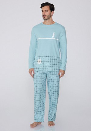 Conjunto de pijama azul claro que incluye una parte superior de manga larga con un gráfico blanco y un pantalón con un patrón de cuadrícula y un detalle circular. Textura de tela suave.