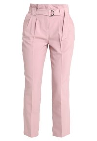 Pantalons tailleur roses avec taille haute, ceinture à boucle circulaire, plis et design à jambe droite. Texture de tissu lisse.