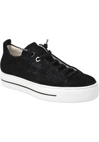 Le sneakers in suede nero presentano una superficie glitterata, una suola piatta bianca con una striscia nera e lacci neri. Inclusi occhielli e dettagli metallici.