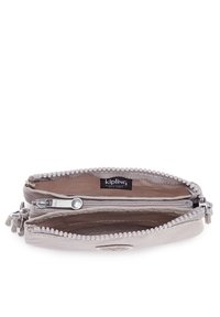 Kipling ritssluiting pouch in lichtgrijze stof, met een binnencompartiment en een zilveren ritssluiting. Voorzien van een logo patch aan de voorkant.