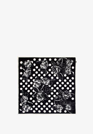 Sciarpa nera con un design floreale di rose bianche e foglie, sovrapposto a pois bianchi. Tessuto di seta con una finitura liscia.