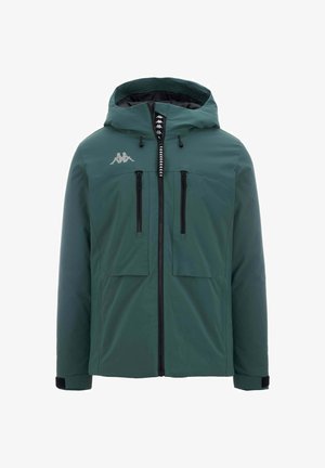 Giacca impermeabile verde con cappuccio, zip frontale, due tasche sul petto e dettagli neri. Presenta un logo sulla parte superiore sinistra.