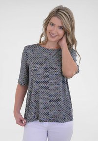Korte mouw top in zwarte stof met een geometrisch patroon in wit, roze, blauw en geel. Casual pasvorm met een ronde halslijn.