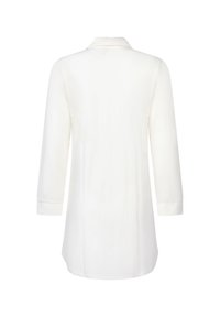 Witte blouse met lange mouwen, voorzien van een klassieke kraag, een gladde textuur en een lengte die iets onder de heupen uitsteekt.
