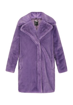 Lila Kunstpelzjacke mit breitem, geschwungenem Kragen, Fronttaschen und einer weichen, plüschigen Textur. Sie hat einen geraden Schnitt und lange Ärmel.
