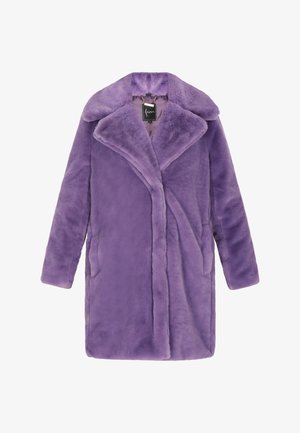 Lilla kunstkarva mantel laia narmastega kraega, ees oleva taskuga ja pehme, plüüsjata tekstuuriga. Omab sirget lõiget ja pikki varrukaid.