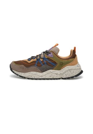 Sneaker casual con pannelli in pelle scamosciata marroni, verdi e arancioni, lacci blu, suola bianca screziata e suola esterna in gomma nera texturizzata.