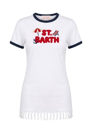 T-shirt bianca maniche corte con bordo navy, testo rosso "ST. BARTH", motivi ombrellone da spiaggia, ancora, sdraio e orlo sfrangiato.