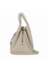 Borsa in pelle beige a forma triangolare. Presenta due manici, una chiusura con zip e una tracolla laterale. Texture liscia con cuciture sottili.