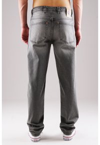 Graue Jeans aus Denim mit geradem Schnitt, hoher Taille, klassischem Fünf-Taschen-Design und orangefarbenen Stickereien.