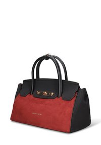 Borsa nera e rossa con due manici superiori, materiali in suede e tessuto, e un accento in metallo dorato sul davanti. Testo: "pierre cardin" in rilievo.