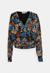 Blouse portefeuille florale en tissu noir transparent, ornée de fleurs vibrantes bleues, orange et vertes, avec manches longues et un décolleté plongeant en V.