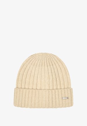 Chapeau tricoté beige avec un design côtelé et un revers. Présente une petite étiquette de marque métallique sur le côté. Texture douce.