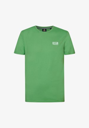 Camiseta de algodón verde con cuello redondo, mangas cortas y un pequeño logo blanco en el pecho. Textura suave y ajuste estándar.