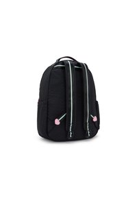 Mochila negra con un acabado texturizado, que presenta acentos en verde menta en los cierres, detalles en forma de corazón en rosa y correas dobles ajustables.
