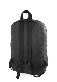 Mochila negra de nailon con correas acolchadas, parte superior con cremallera y textura suave. Presenta bolsillos laterales y una asa en la parte superior para llevarla.