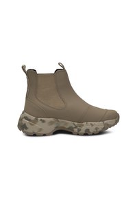 Stivaletto beige con pannelli laterali elasticizzati, occhiello per il tiraggio e una suola spessa con motivo camo. Texture liscia e design arrotondato.