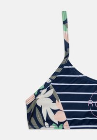 Navy sininen bikinitoppi, jossa on kukkakuvioita ja raidoitusta. Varustettu säädettävillä olkaimilla ja pyöreällä kaula-aukolla. Valmistettu kevyestä ja joustavasta kankaasta.