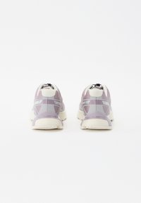 Helllila und graue Sportschuhe aus Netz- und Synthetikmaterialien. Ausgestattet mit einer gepolsterten Sohle und einem verstellbaren Schnürsystem.