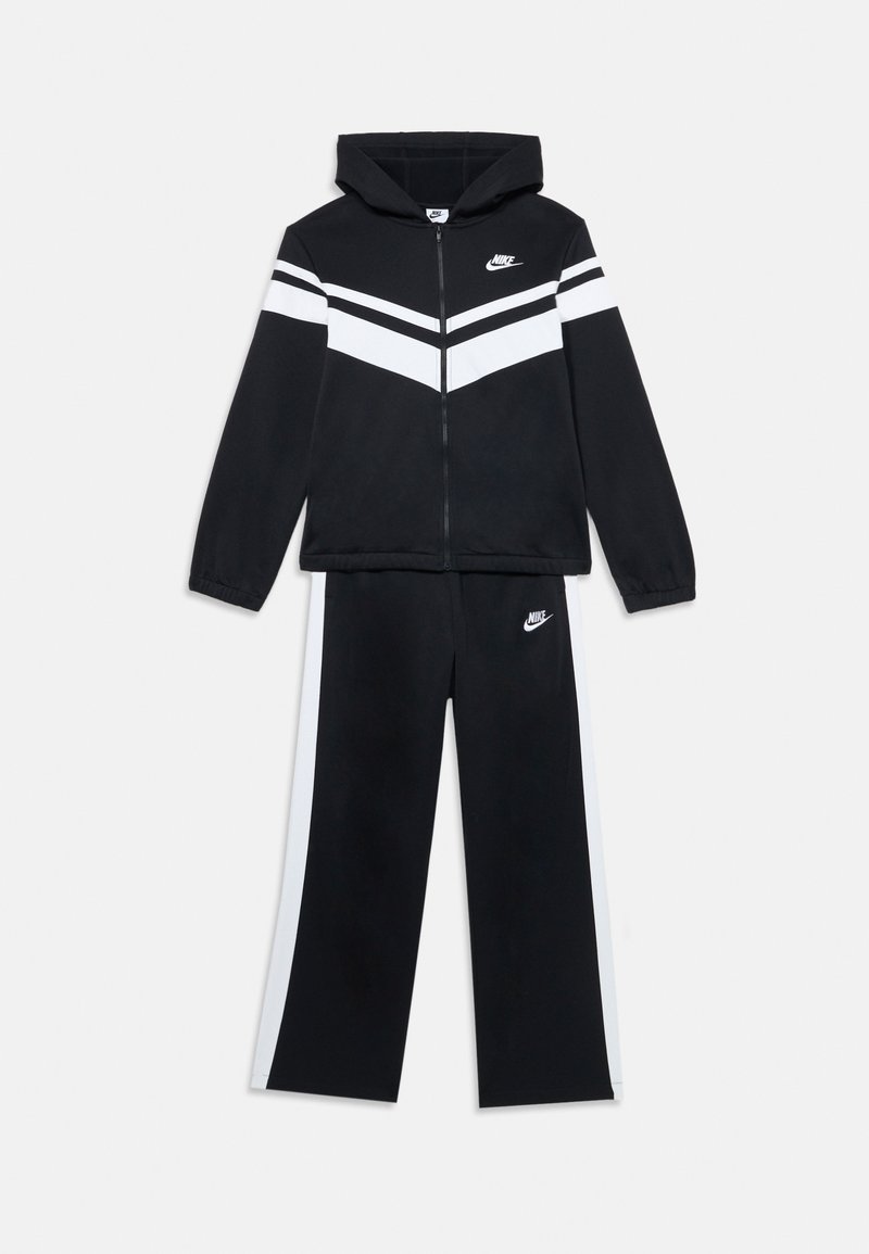 Chándal negro con rayas diagonales blancas, que incluye una chaqueta con cremallera y capucha, y pantalones a juego con rayas laterales y logo.