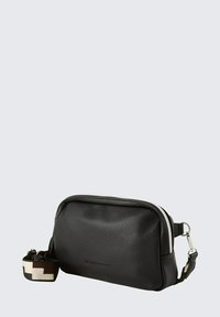 Borsa in pelle nera con superficie texturizzata, chiusura con zip e tracolla staccabile con motivo. Presenta accessori in metallo argentato e una forma rettangolare compatta.