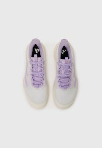 Sneakers sportivi viola con tomaia in rete, linguetta imbottita e suola testurizzata. I lacci sono dello stesso colore della scarpa e il marchio è visibile sulla linguetta.