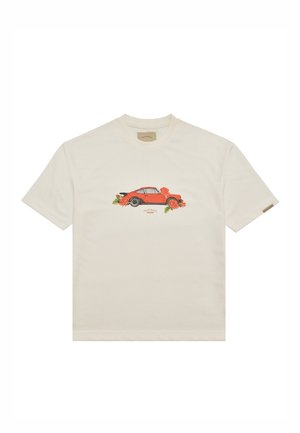 Cremefarbenes T-Shirt mit kurzen Ärmeln, vorne mittig mit einem roten Oldtimer und roten Rosen bedruckt, unter dem Motiv befindet sich ein kleiner Text.