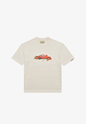 Cremefarbenes T-Shirt mit kurzen Ärmeln, vorne mittig mit einem roten Oldtimer und roten Rosen bedruckt, unter dem Motiv befindet sich ein kleiner Text.