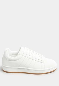 Vita sneakers med en slät läderliknande ovandel, rund tå, sex snörhål och tre sidostripor. Brun gummiyttersula för bra grepp.