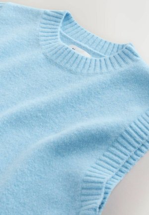 Jasnoniebieski dzianinowy sweter z prążkowanym okrągłym dekoltem i krótkimi rękawami. Miękka faktura z gładkim wykończeniem dla dodatkowego komfortu.