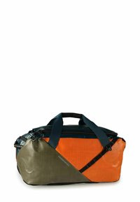 Bolsa de lona duradera en naranja, verde y azul marino. Cuenta con un acabado texturizado, doble asa y un diseño de bloques de color diagonal. Cierre con cremallera.