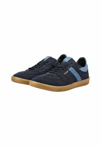 Zapatillas de ante en azul marino con acentos en azul claro, puntera redonda y suela de goma. Presentan un diseño con cordones y un detalle de cremallera lateral.