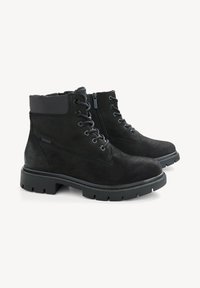 Stivaletti neri in suede con finitura testurizzata, con lacci nella parte anteriore, zip laterale e suola in gomma resistente. Presentano un colletto imbottito per il comfort.