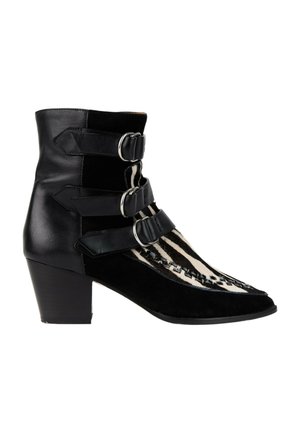 Bottine noire à la cheville avec trois sangles en cuir et boucles, panneau imprimé zèbre à l’avant et petit talon carré.