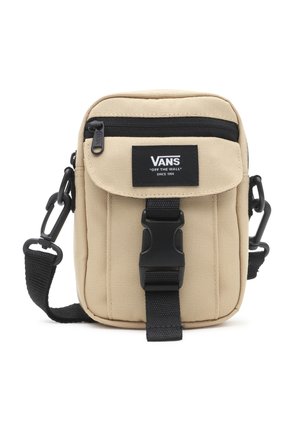 Bolso bandolera beige de Vans con correa negra ajustable, cierre con hebilla frontal, bolsillo con cremallera y parche con el logo de Vans en la solapa.