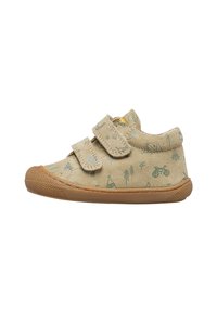 Scarpa per bambini beige con stampe verdi a tema outdoor. Materiale in morbido suede, due cinturini in velcro regolabili e suola in gomma. Punta arrotondata.