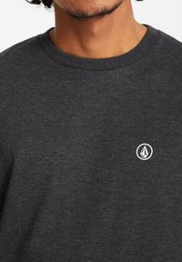 Grijze katoen sweatshirts met een ronde hals, voorzien van een klein wit logo op de linkerborst. Zachte textuur en een onopgesmukt ontwerp.