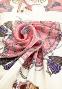 Bufanda de seda con un patrón en tonos rosa y crema de cadenas, borlas y diseños ornamentales, con una textura suave y detalles de color intrincados.