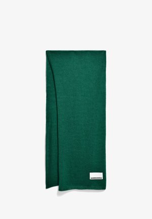 Donkergroene gevouwen gebreide sjaal met een wit label waarop "ARMEDANGELS" staat, op een witte achtergrond.