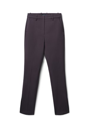 Pantalons sur mesure violets foncés avec une texture lisse, dotés de poches latérales et de légères fentes en bas. Design simple et élégant.