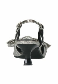 Zilveren glitter sandalen met een zwarte band, met een lage hak, strikaccent en een gematteerde afwerking. De achterzijde toont de vorm van de hak.