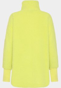 Gul fleece-tröja med hög krage och långa ärmar. Mjuk textur och lös passform, med en solid färg utan mönster.